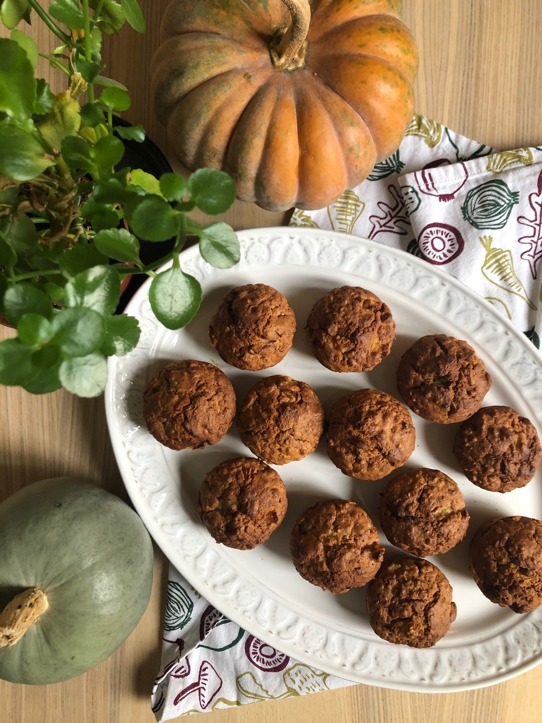 Pear and cardamom muffins