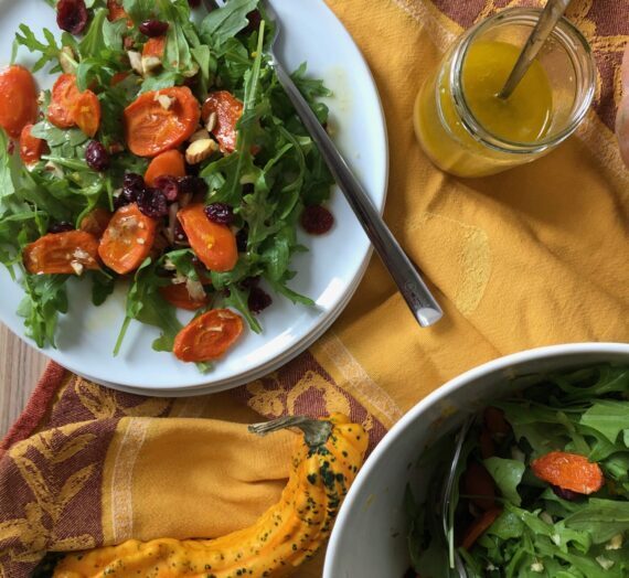 Salade composée avec canneberges, carottes rôties et sauce à l’orange // Cranberry and roasted carrot salad with orange dressing