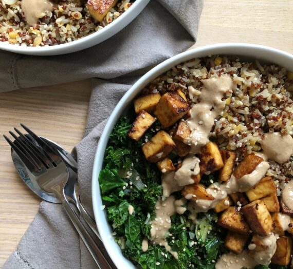 Quinoa bowl with garlicky kale and crispy tofu // Assiette de quinoa aux chou kale et tofu